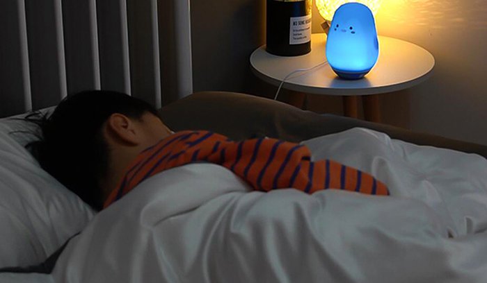 Acompañando el sonido y la luz para el dulce sueño: calmante inteligente, ruido blanco, luz nocturna de la guardería y linda forma de pajarito ayudan a la mamá a mantener a su bebé durmiendo plácidamente;